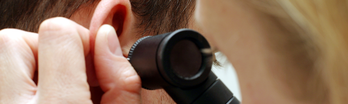 Cuidado de oídos: ¿Qué es un tapón de cera y cuál es su tratamiento?