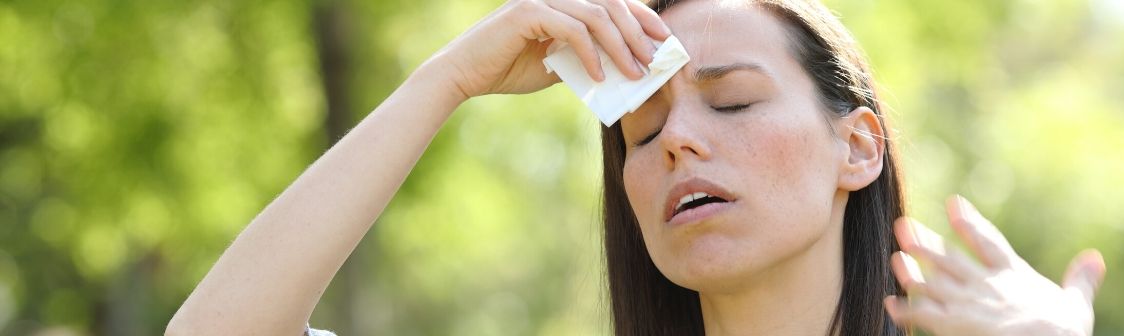 Mujer con hiperhidrosis